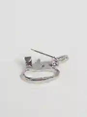 Белый брошь "Буква"