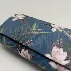 Синий футляр для очков
