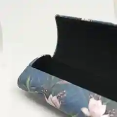 Синий футляр для очков