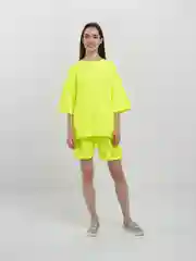 Желтый женский костюм, шорты и футболка