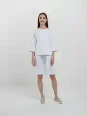 Белый женский костюм, шорты и футболка