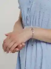 Белый браслет на руку "Сердечки"