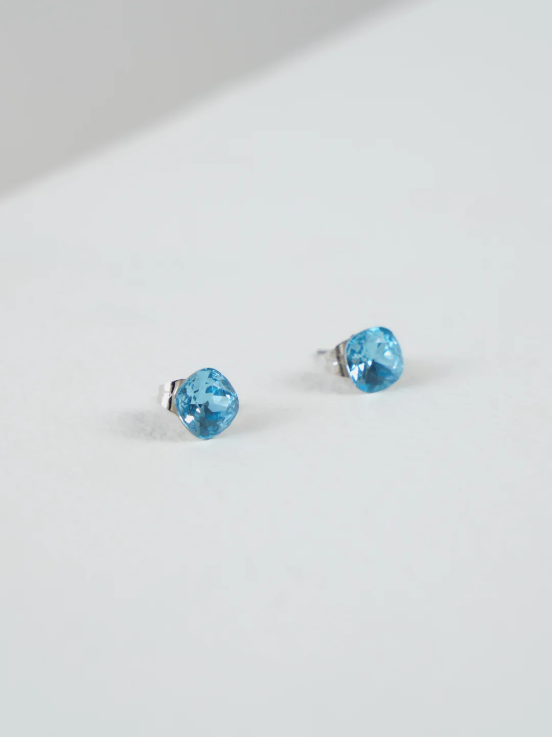 Морской серьги-гвоздики с крупным камнем Swarovski