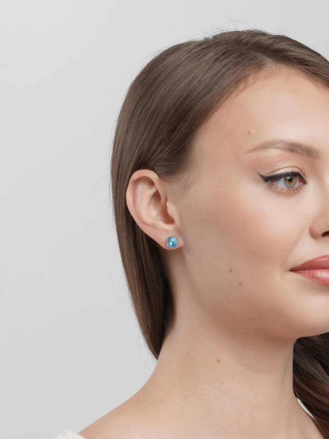 Морской серьги-гвоздики с крупным камнем Swarovski