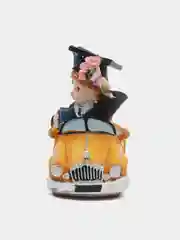 Фигурка "Школьник на желтом авто с букетом"