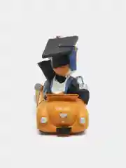 Фигурка "Школьник на желтом авто с букетом"