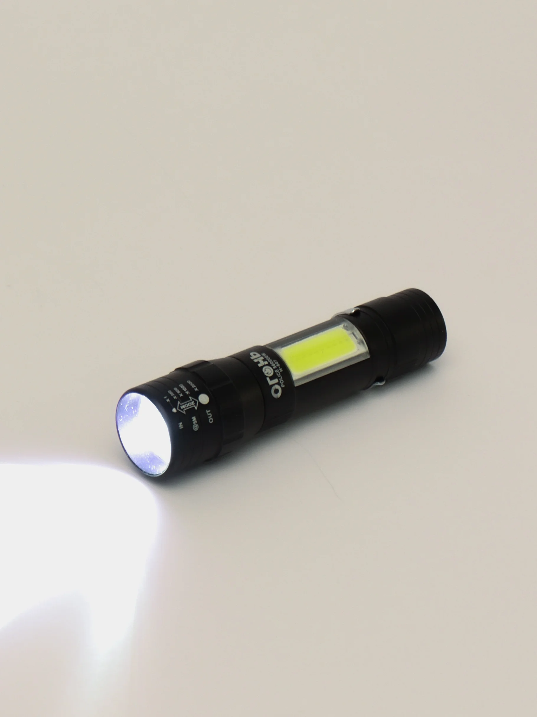 Черный аккумуляторный карманный фонарик с usb в кейсе