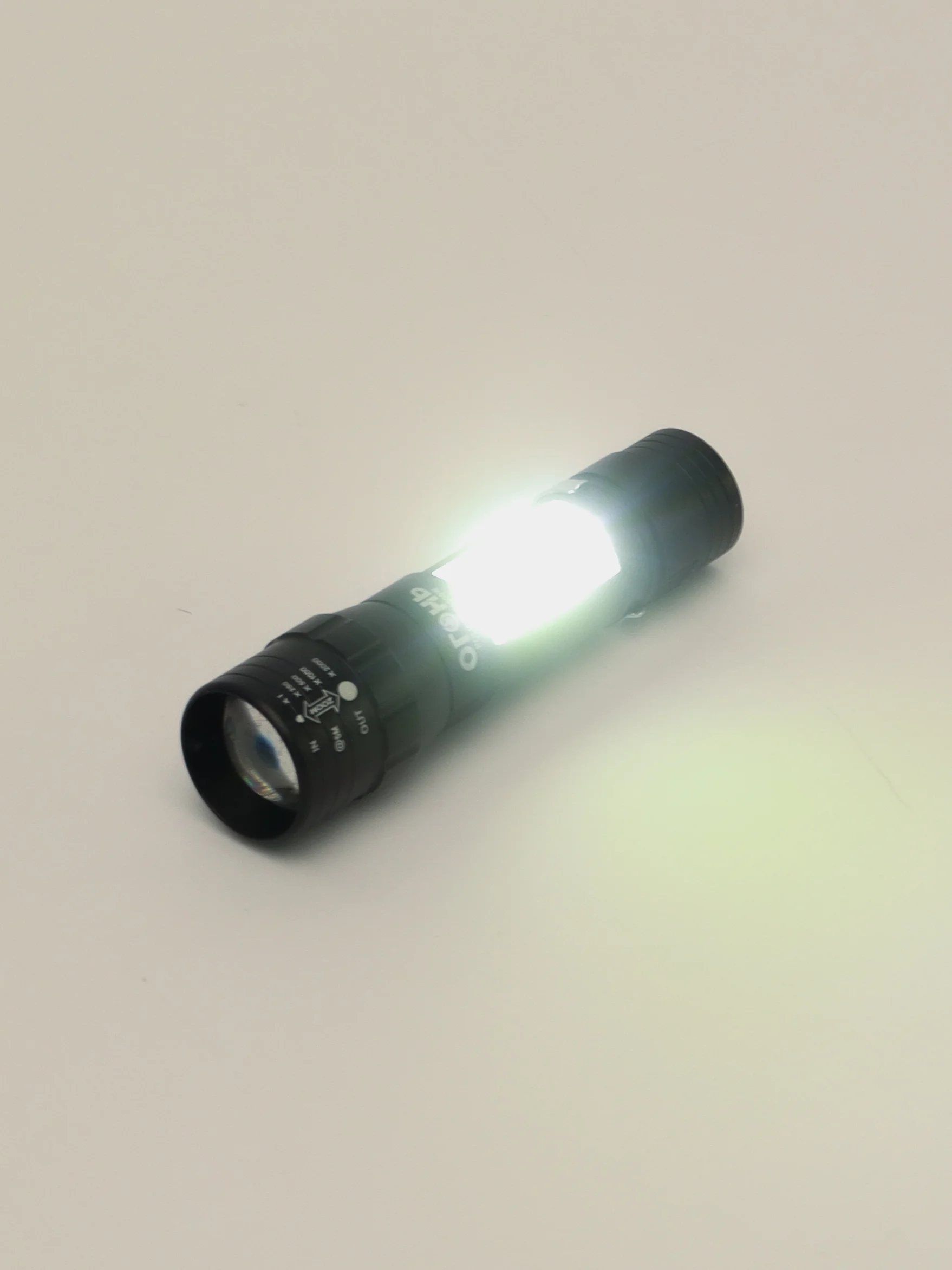 Черный аккумуляторный карманный фонарик с usb в кейсе