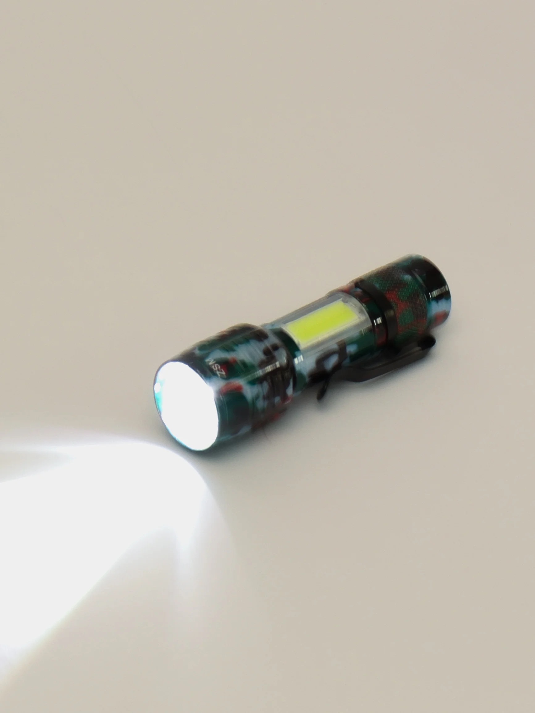 Зелёный хаки аккумуляторный карманный фонарик с usb в кейсе