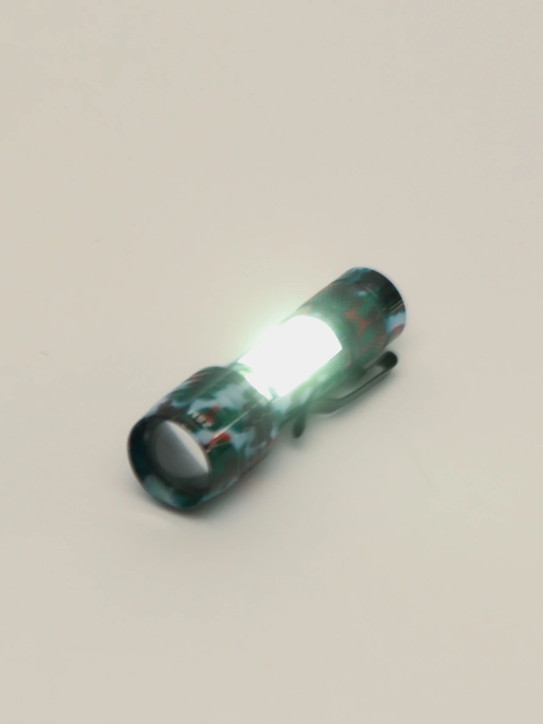 Зелёный хаки аккумуляторный карманный фонарик с usb в кейсе