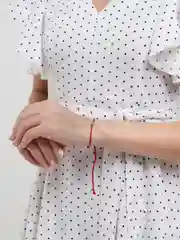 Золотой браслет красная нить