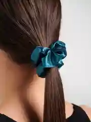 Зеленый резинка для волос шелковая