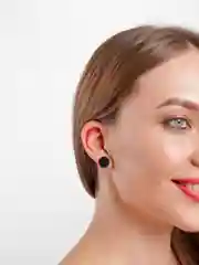 Пирсинг мочки уха. Имитация плаги