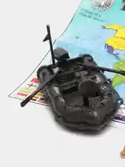 Черный набор солдатиков и военной техники