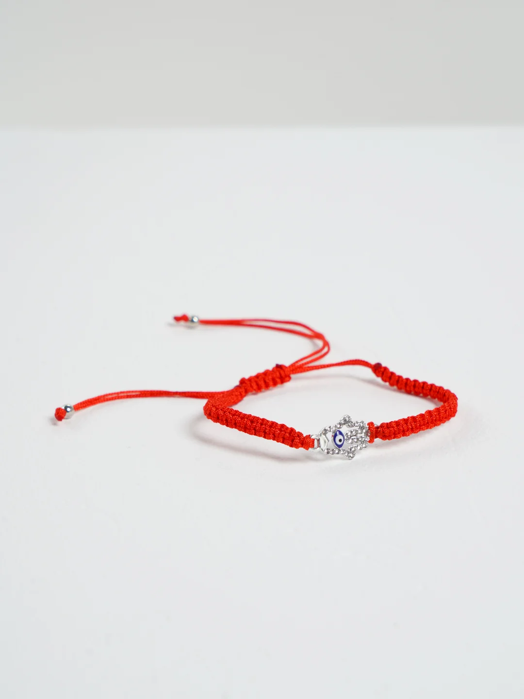 Серебряный браслет красная нить