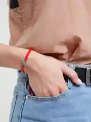 Серебряный браслет красная нить
