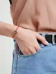 Угольный браслет красная нить