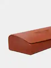 Коричневый футляр для очков