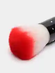 Красный кисточка для ногтей и макияжа