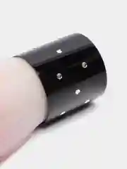 Красный кисточка для ногтей и макияжа