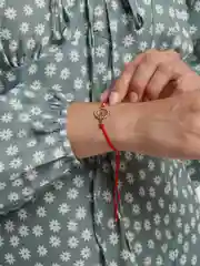 Черный браслет красная нить