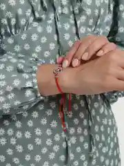 Серый металлик браслет красная нить