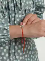 Молочный браслет красная нить