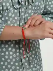 Черный браслет красная нить