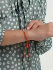 Черный браслет красная нить