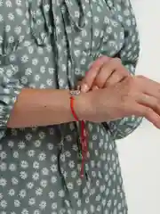 Тёмно-серый браслет красная нить