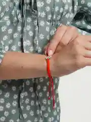 Белый браслет "Красная нить"