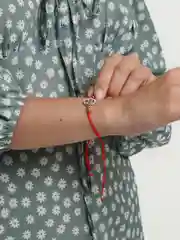 Серый меланж браслет красная нить