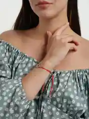 Серый браслет красная нить