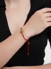 Белый браслет красная нить