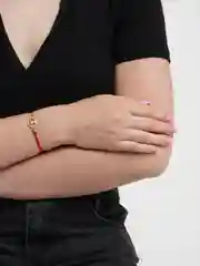 Белый браслет красная нить