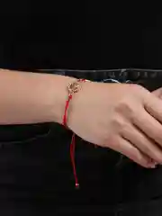 Белый браслет красная нить