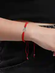 Серый браслет красная нить