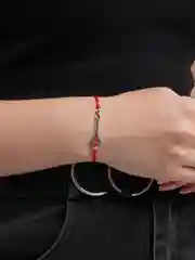 Сиреневый браслет "Красная нить"