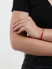 Сиреневый браслет красная нить