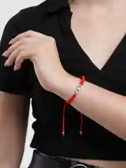 Серебряный браслет красная нить