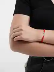 Серебряный браслет красная нить