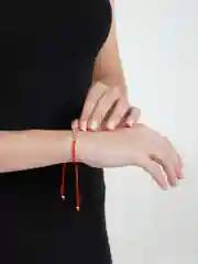 Серый металлик браслет "Красная нить"