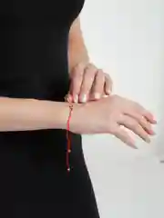 Тёмно-серый браслет "Красная нить"