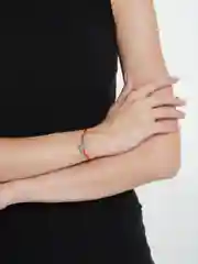 Серый браслет красная нить