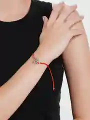 Серый браслет красная нить