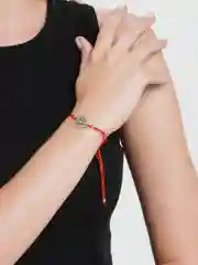 Бежевый браслет красная нить