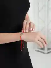 Бежевый браслет красная нить