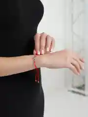 Тёмно-серый браслет "Красная нить"