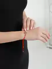 Синий браслет красная нить