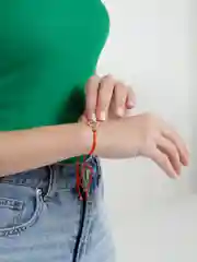 Серебряный браслет красная нить